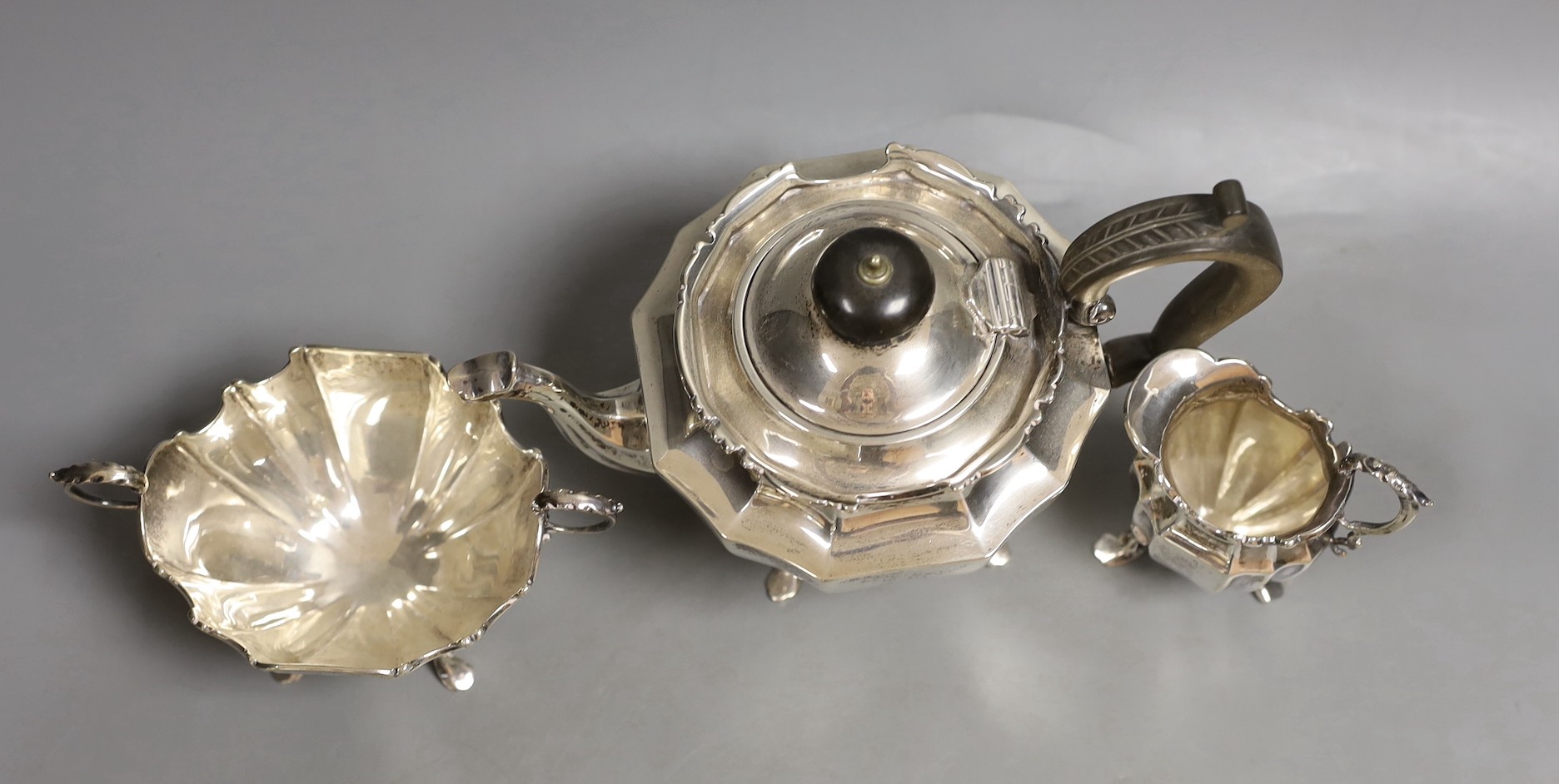 A late Victorian silver three piece bachelor's tea set, Barker Brothers, Birmingham 1900, gross 17oz.